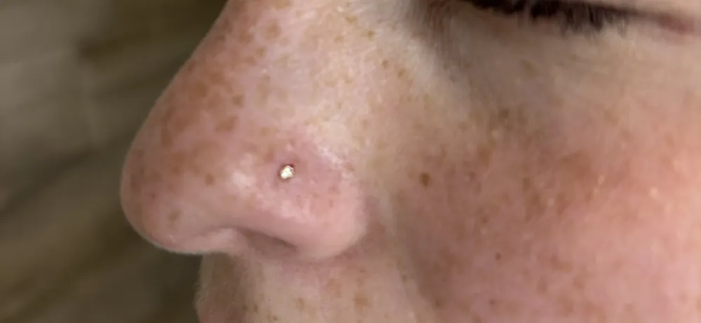 Piercing nosu, detail