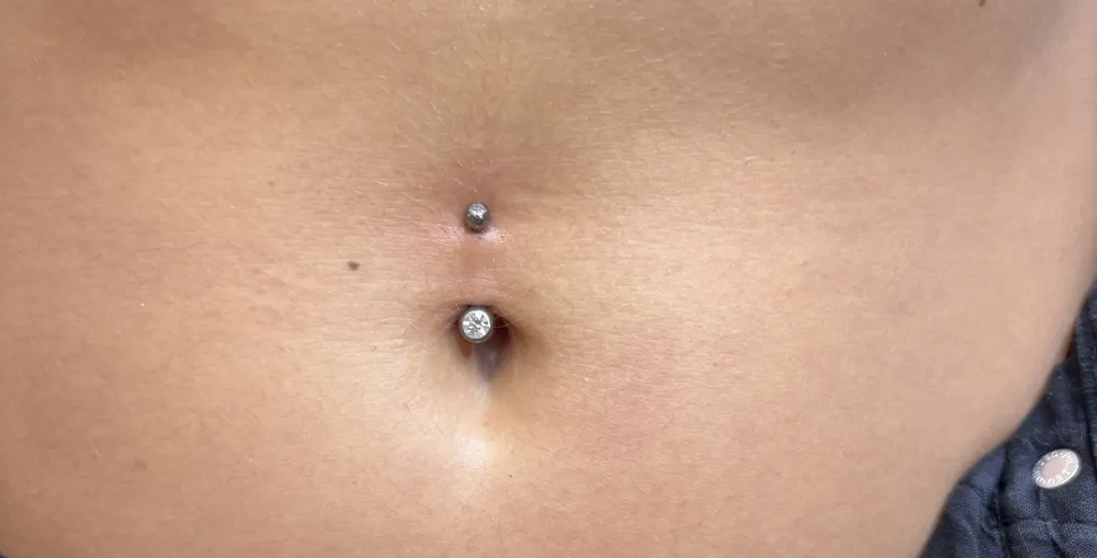 Piercing pupíku se šperkem