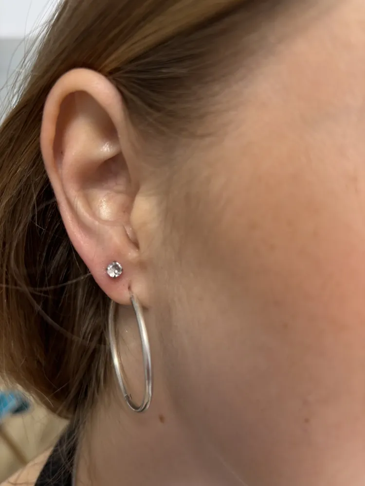 Piercing ucha se šperkem a kruhem