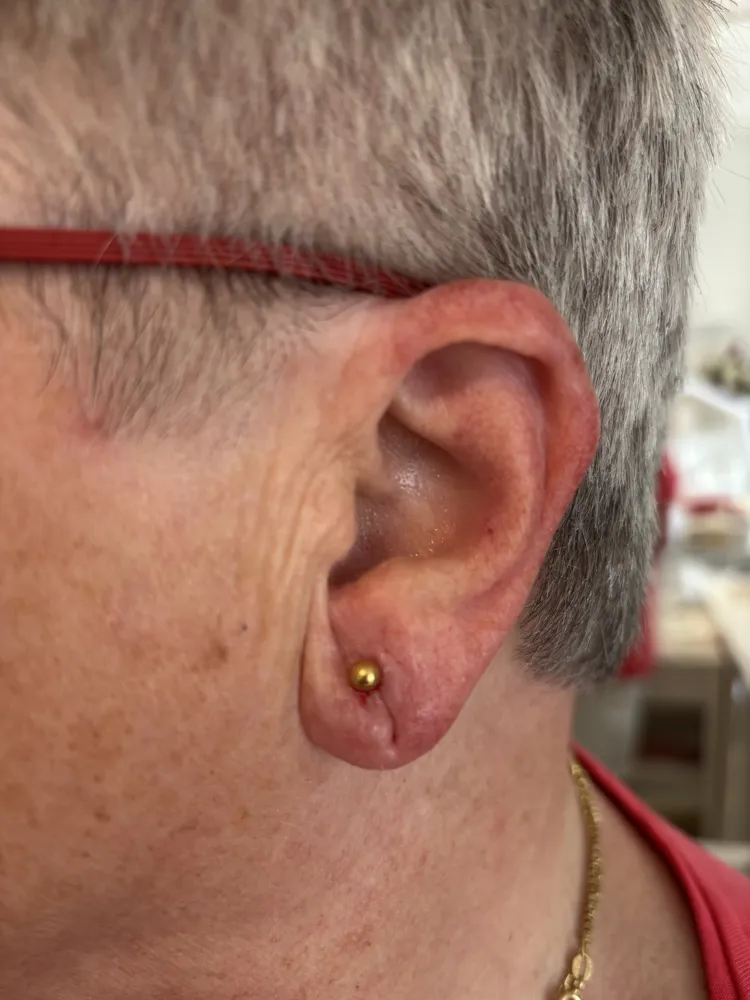 Piercing ucha u starší klientky